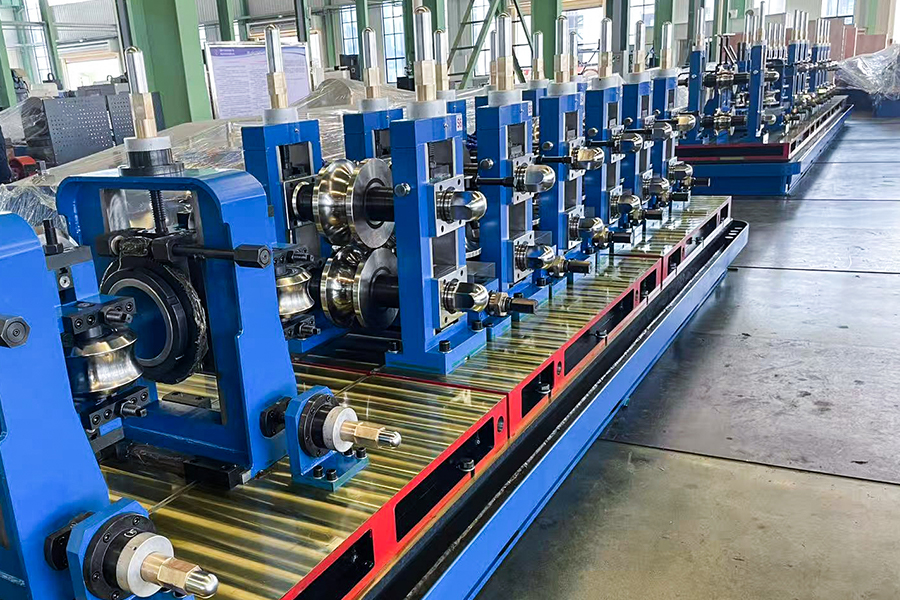 Quelles sont les principales pièces roulantes d'une machine de fabrication de tubes et comment fonctionne chaque composant ?